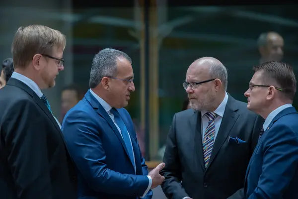 Ζητούν ευελιξία στα συμβόλαια με εταιρείες παραγωγής εμβολίων