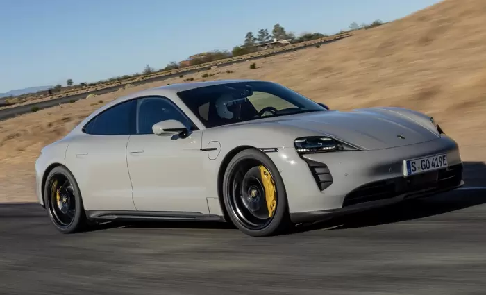 Η πρώτη Taycan με αυτονομία που υπερβαίνει τα 500 χλμ