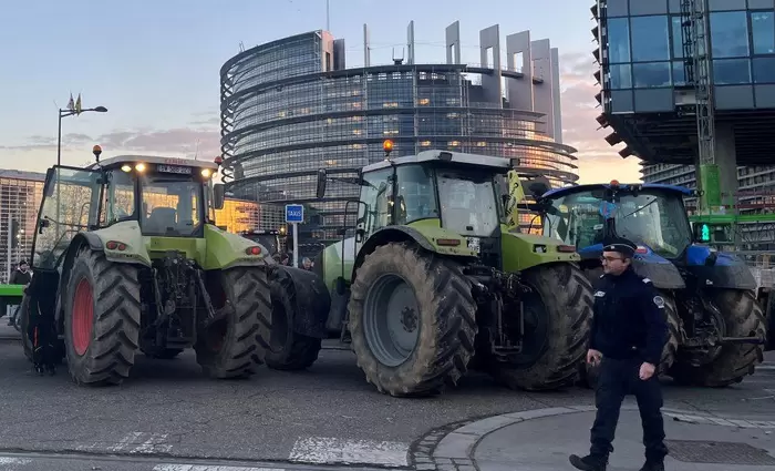 Μπλόκα στις Βρυξέλλες: Tρακτέρ μπροστά από το Ευρωπαϊκό Συμβούλιο