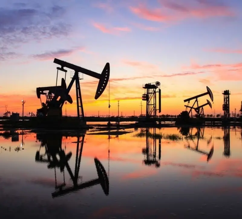 Πετρέλαιο: Εβδομαδιαία βουτιά 8% για το Brent, παρά την επιστροφή πάνω από τα 80 δολάρια
