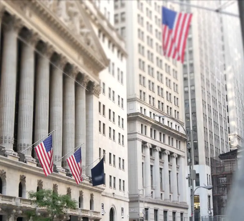 Wall Street: Το Ορμούζ, η τεχνητή νοημοσύνη και το νέο στοίχημα στις αγορές