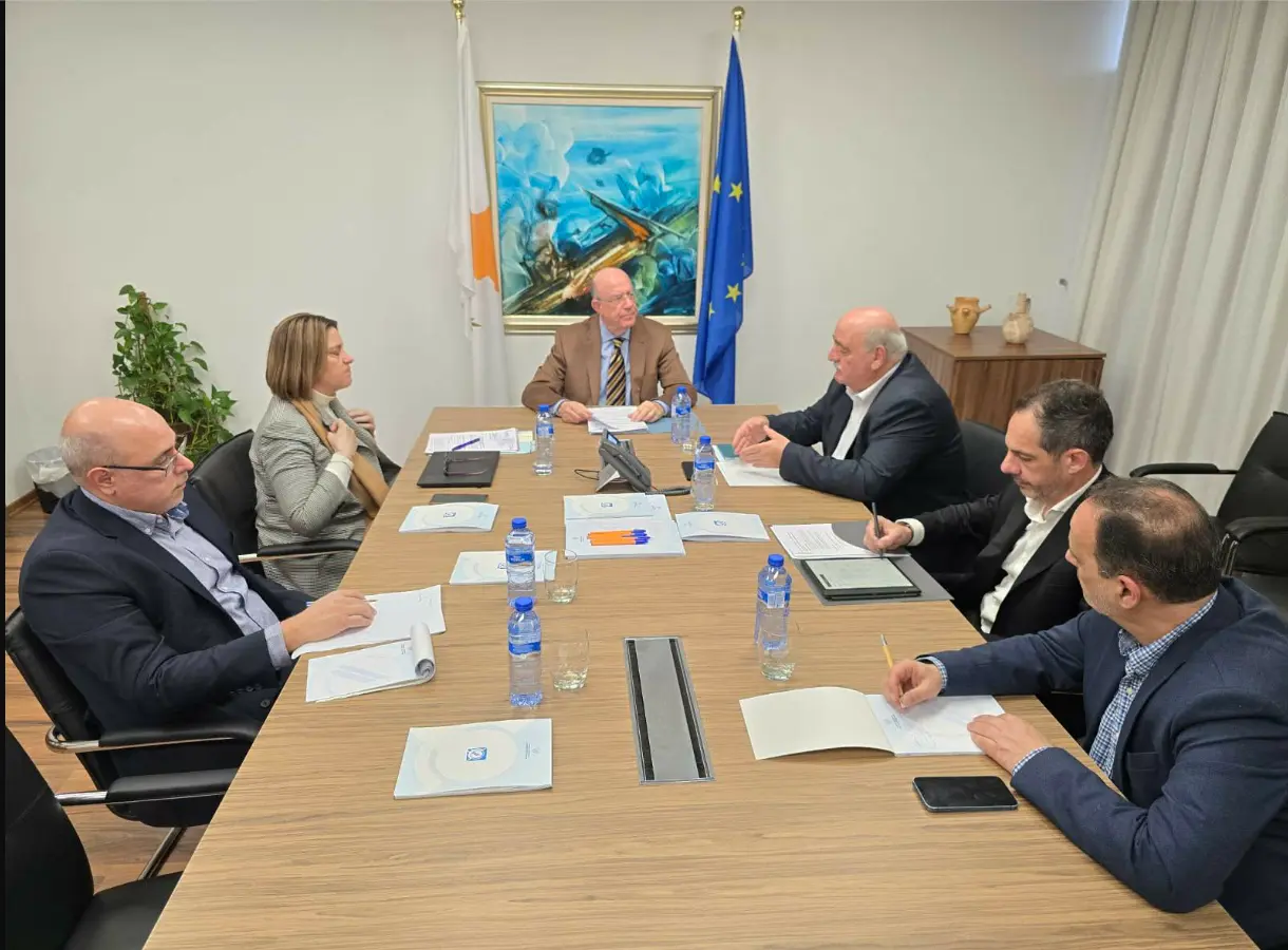 Στο επίκεντρο οικονομία, εκποιήσεις, αφθώδης πυρετός και συνέπειες του πολέμου στη συνάντηση ΥΠΟΙΚ - ΕΔΕΚ