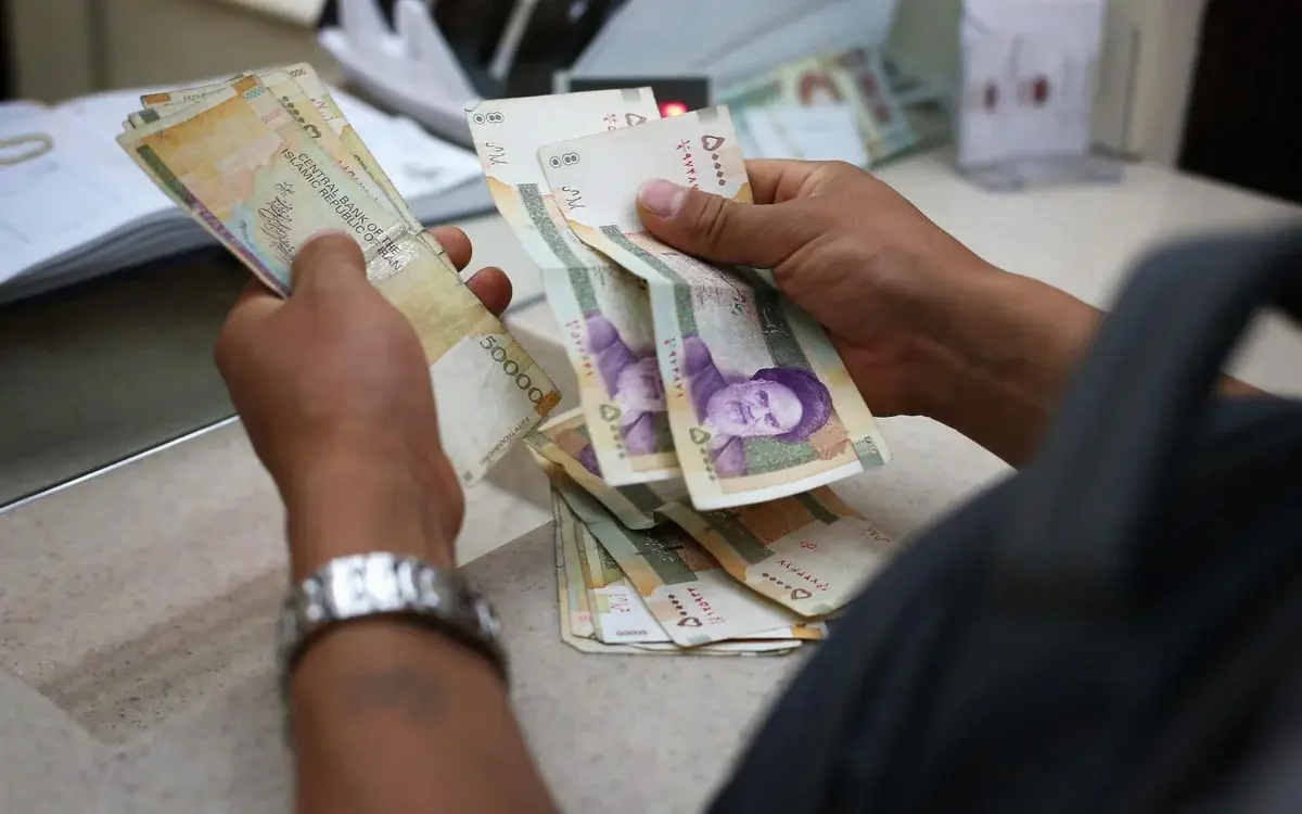 O πληθωρισμός «γονατίζει» τους Ιρανούς μέσα στον πόλεμο – Με το «σταγονόμετρο» τα μετρητά από τα ΑΤΜ