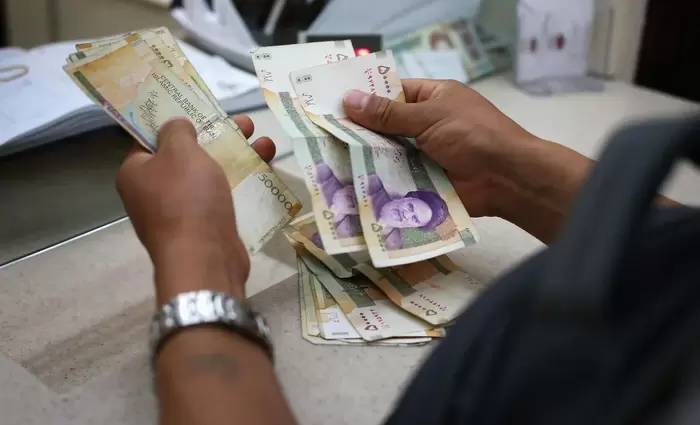 O πληθωρισμός «γονατίζει» τους Ιρανούς μέσα στον πόλεμο – Με το «σταγονόμετρο» τα μετρητά από τα ΑΤΜ