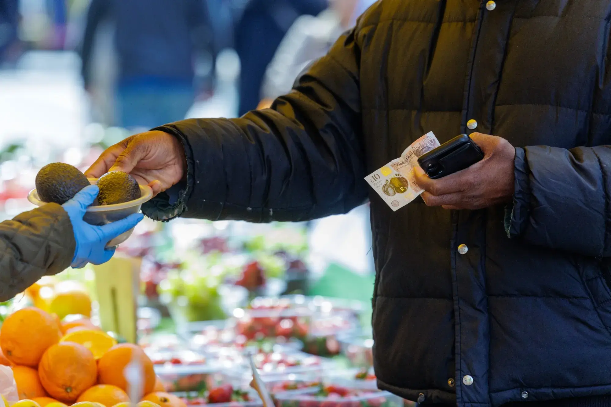 Βρετανία: Αεροπορικά εισιτήρια, καύσιμα και τρόφιμα ανέβασαν στο 3,3% τον πληθωρισμό τον Μάρτιο