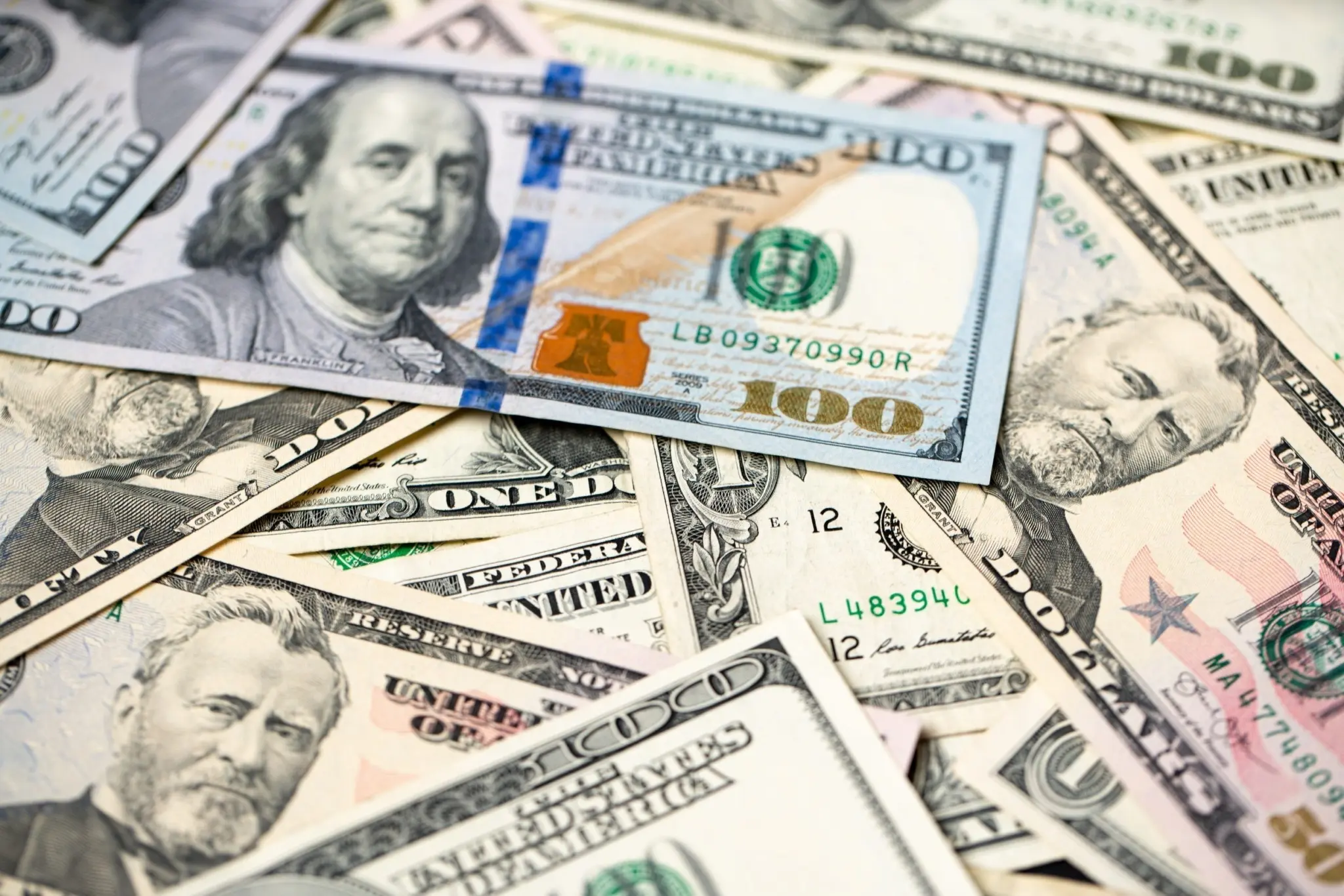 Tα hedge funds ποντάρουν κατά του δολαρίου λόγω της πιθανής επίλυσης της κρίσης στη Μέση Ανατολή