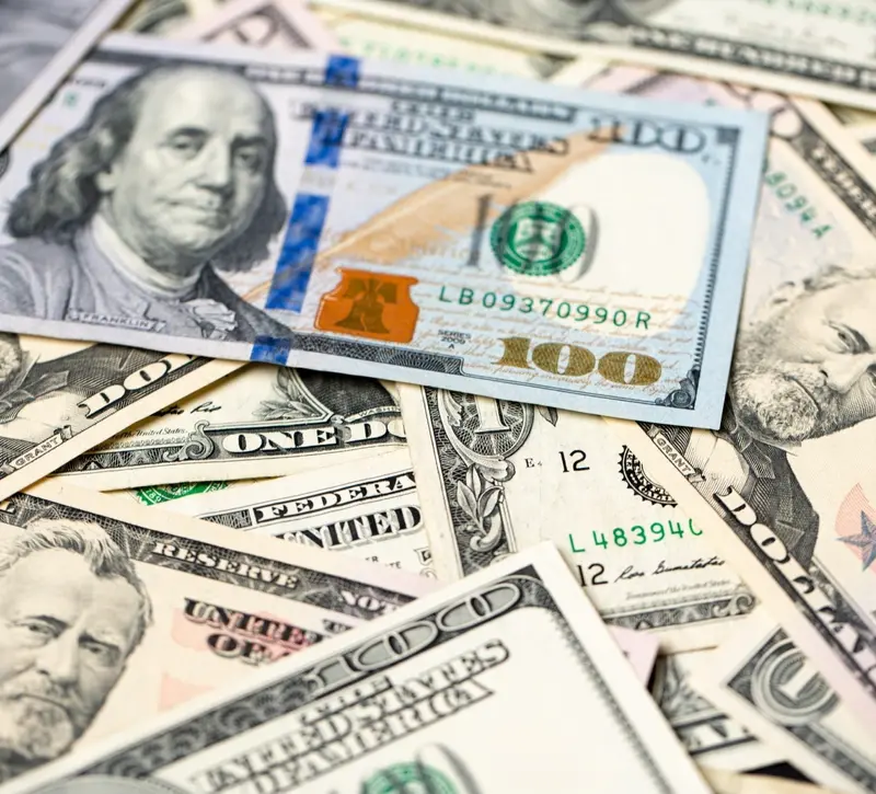 Tα hedge funds ποντάρουν κατά του δολαρίου λόγω της πιθανής επίλυσης της κρίσης στη Μέση Ανατολή