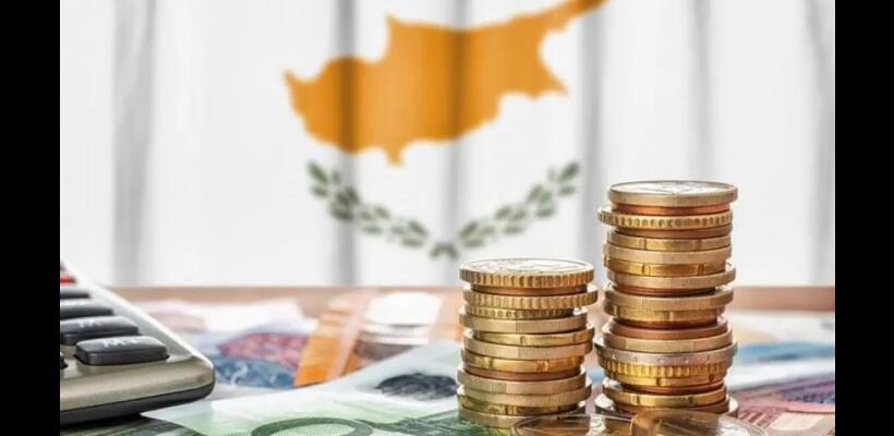 Πλεόνασμα  €1.24 δισ. το 2025 - Στο 55% του ΑΕΠ το δημόσιο χρέος, από τις μεγαλύτερες μειώσεις στην ΕΕ
