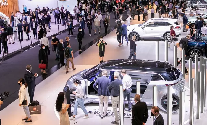 Ηλεκτρικά αυτοκίνητα: Οι Ευρωπαίοι βλέπουν τη… σκόνη των Κινέζων – «Είναι μια γενιά μπροστά από εμάς»