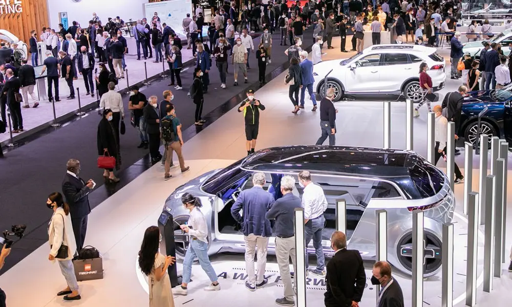 Ηλεκτρικά αυτοκίνητα: Οι Ευρωπαίοι βλέπουν τη… σκόνη των Κινέζων – «Είναι μια γενιά μπροστά από εμάς»