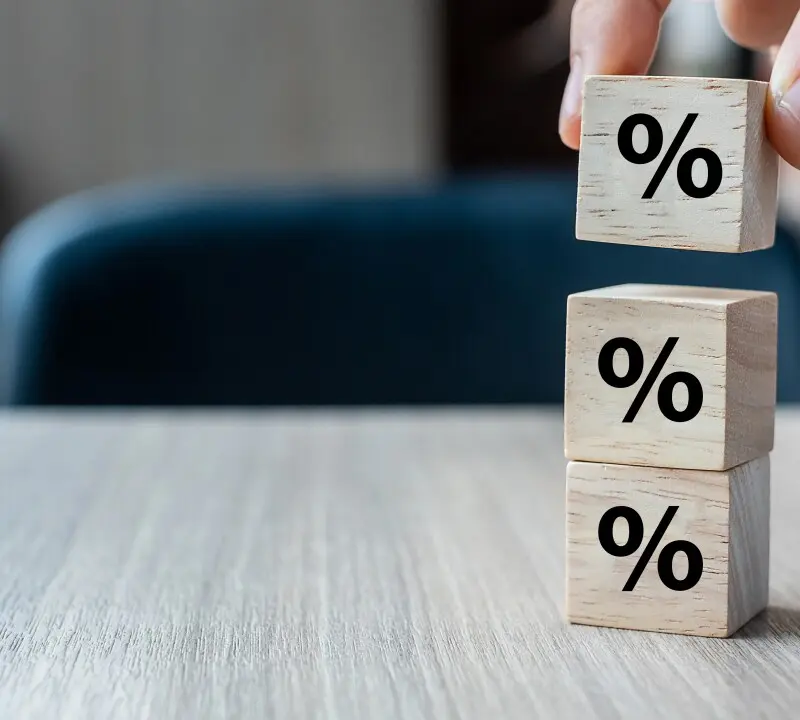 Δικαστήριο της ΕΕ: «Όχι» σε τόκους επί εξόδων των συμβάσεων καταναλωτικής πίστης