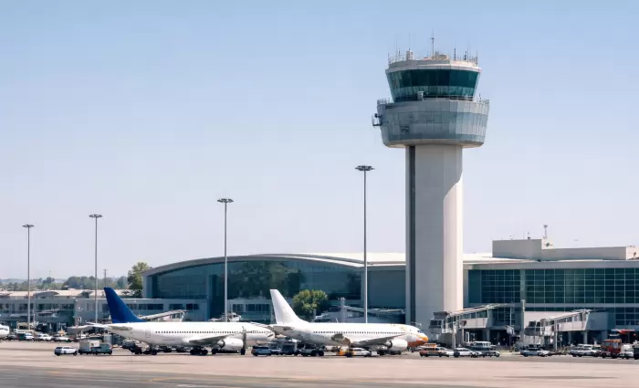 Αεροδρόμια και αρχές «στο ακουστικό» για ακυρώσεις πτήσεων και συστάσεις