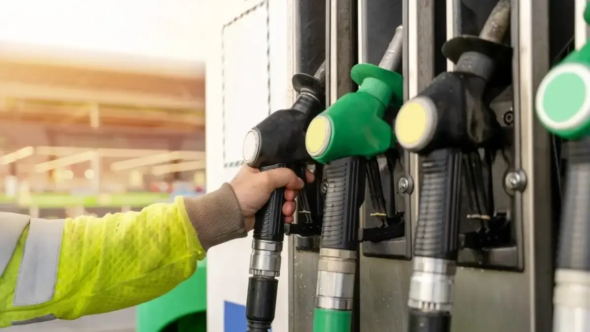 Πέρασε ομόφωνα η μείωση του φόρου στα καύσιμα – Σε ισχύ από το Σάββατο