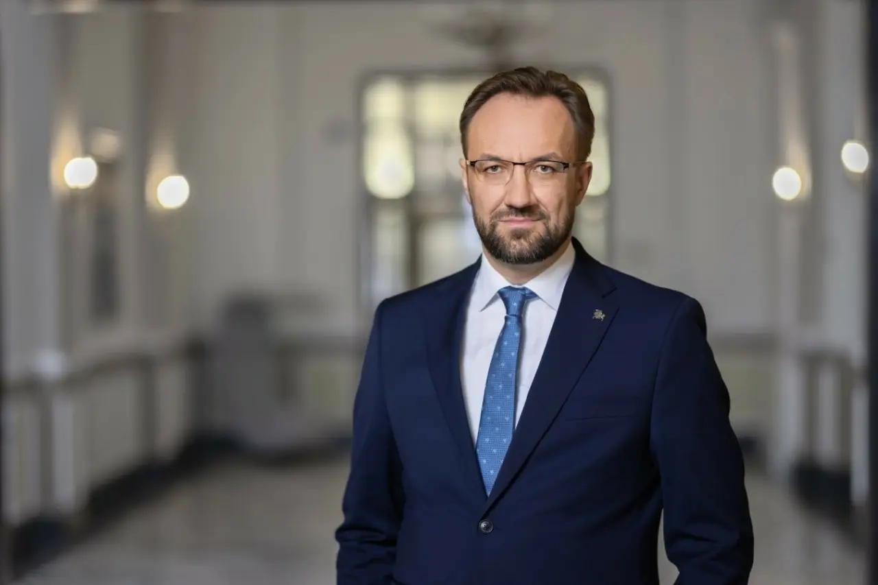 Σίμκους (ΕΚΤ): Στάση αναμονής για τα επιτόκια λόγω πολέμου στο Ιράν