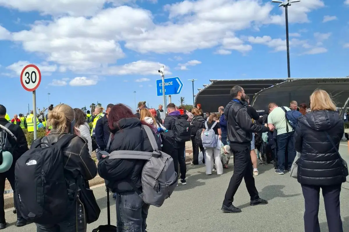 Αναστάτωση σε Πάφο και Ακρωτήρι - Εκκένωση αεροδρομίου και απογείωση μαχητικών