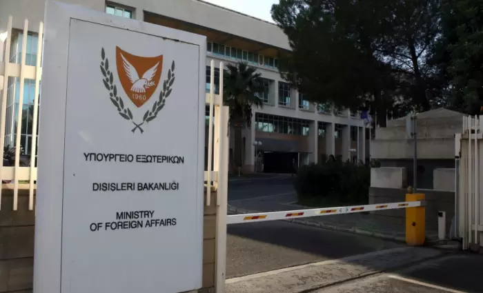 ΥΠΕΞ: Θετική εξέλιξη για την Κύπρο οι νέες ταξιδιωτικές οδηγίες ΗΠΑ και Βρετανίας