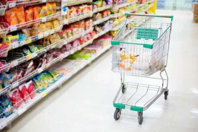 Αύξηση αξίας και όγκου στο λιανικό εμπόριο τον Απρίλιο – Ώθηση από καύσιμα και οικιακά είδη