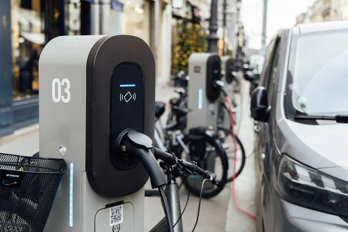 Ευρώπη: Μικρή άνοδος στις πωλήσεις αυτοκινήτων με «καύσιμο» τα ηλεκτρικά οχήματα