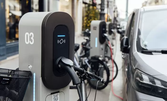 Ευρώπη: Μικρή άνοδος στις πωλήσεις αυτοκινήτων με «καύσιμο» τα ηλεκτρικά οχήματα