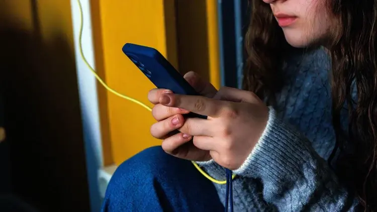 Η Νορβηγία απαγορεύει τα social στους κάτω των 16