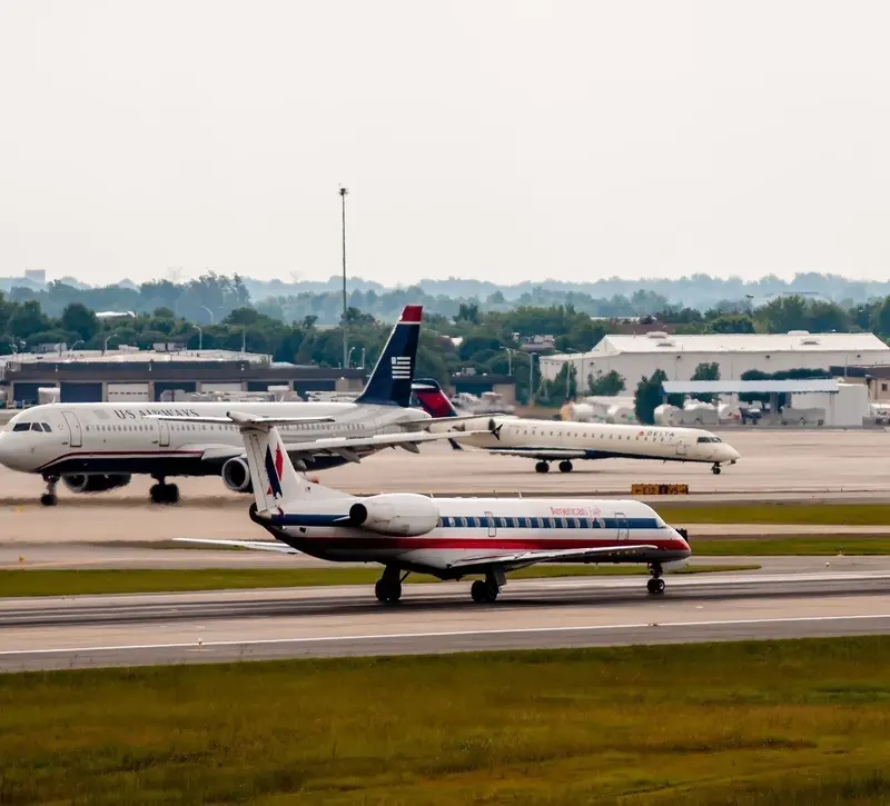 Αεροπορικά ταξίδια: Τα τρία σενάρια για το καλοκαίρι λόγω της κρίσης στα Στενά του Ορμούζ
