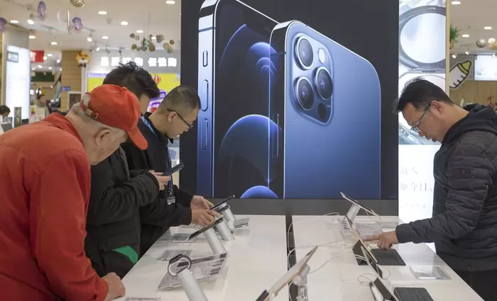 Η Κίνα διευρύνει τους περιορισμούς στην χρήση iPhone από κρατικούς υπαλλήλους