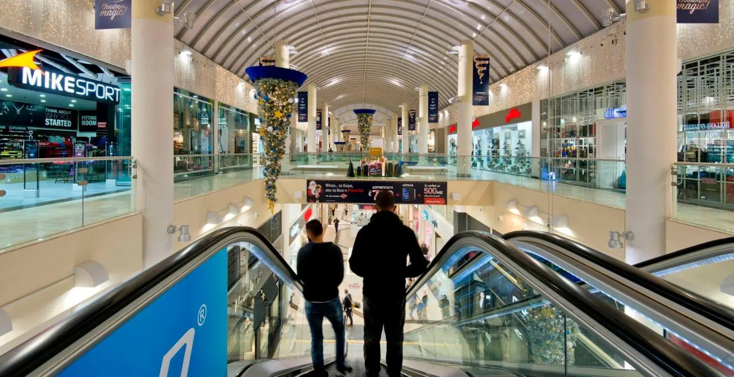 Τα καταστήματα των malls εκτεθειμένα από τις εξελίξεις