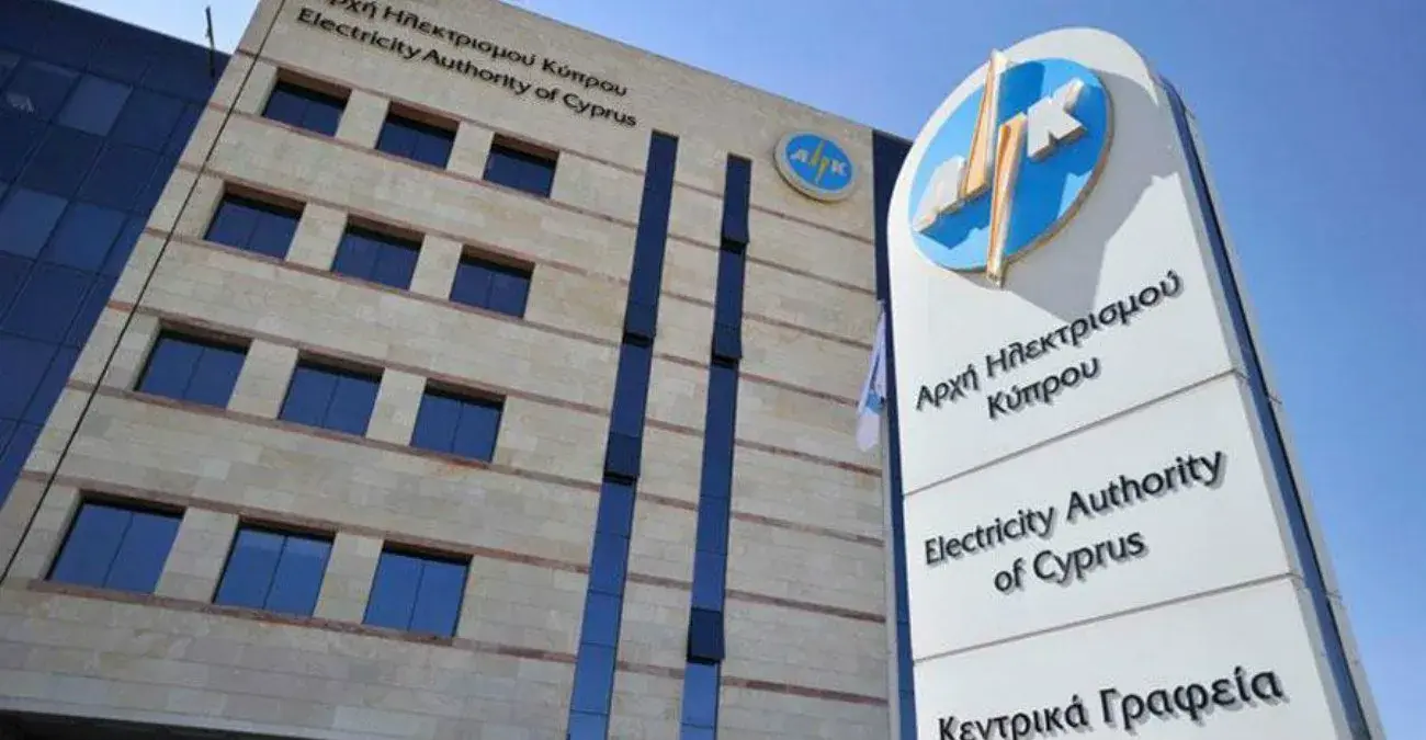 Έκθεση ΕΥ για ΑΗΚ: Καθυστερήσεις ανάπτυξης ΑΠΕ και ρύποι «καίνε» καταναλωτές