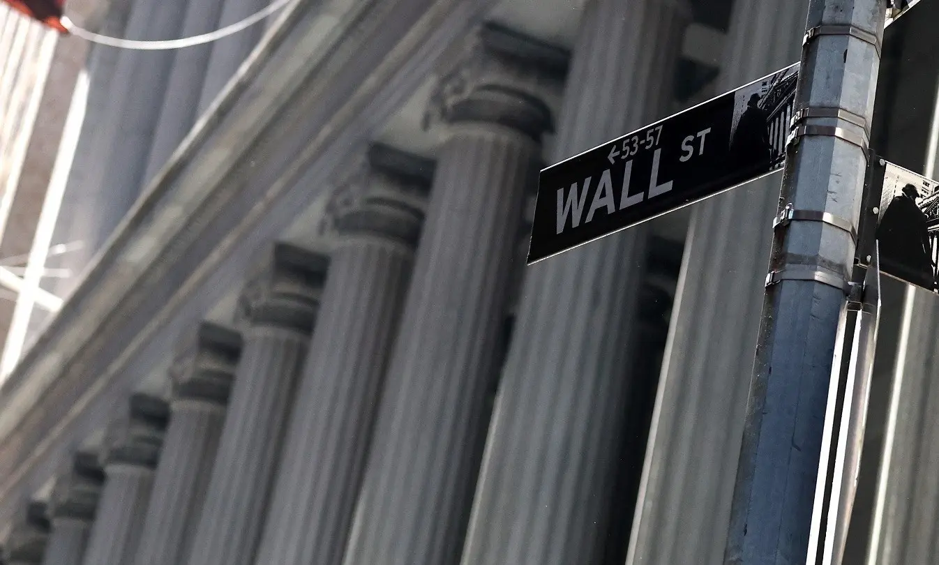 Στο «κόκκινο» η Wall Street καθώς η ρητορική Τραμπ κλονίζει τις αγορές
