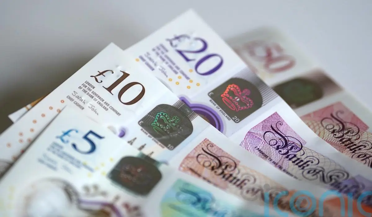 Στερλίνα: Στο χαμηλότερο επίπεδο διμήνου έναντι του δολαρίου εν μέσω πολιτικής αβεβαιότητας
