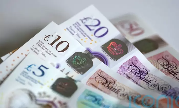 Στερλίνα: Στο χαμηλότερο επίπεδο διμήνου έναντι του δολαρίου εν μέσω πολιτικής αβεβαιότητας