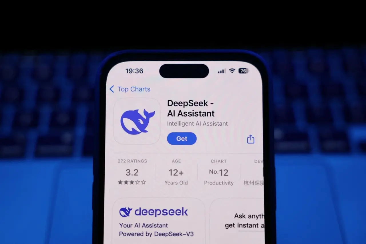 DeepSeek: Εκπτώσεις-σοκ 75% στο νέο AI μοντέλο για να «χτυπήσει» OpenAI και Google