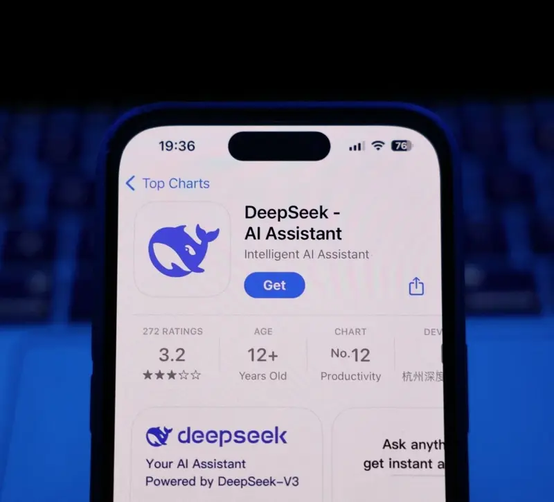DeepSeek: Εκπτώσεις-σοκ 75% στο νέο AI μοντέλο για να «χτυπήσει» OpenAI και Google