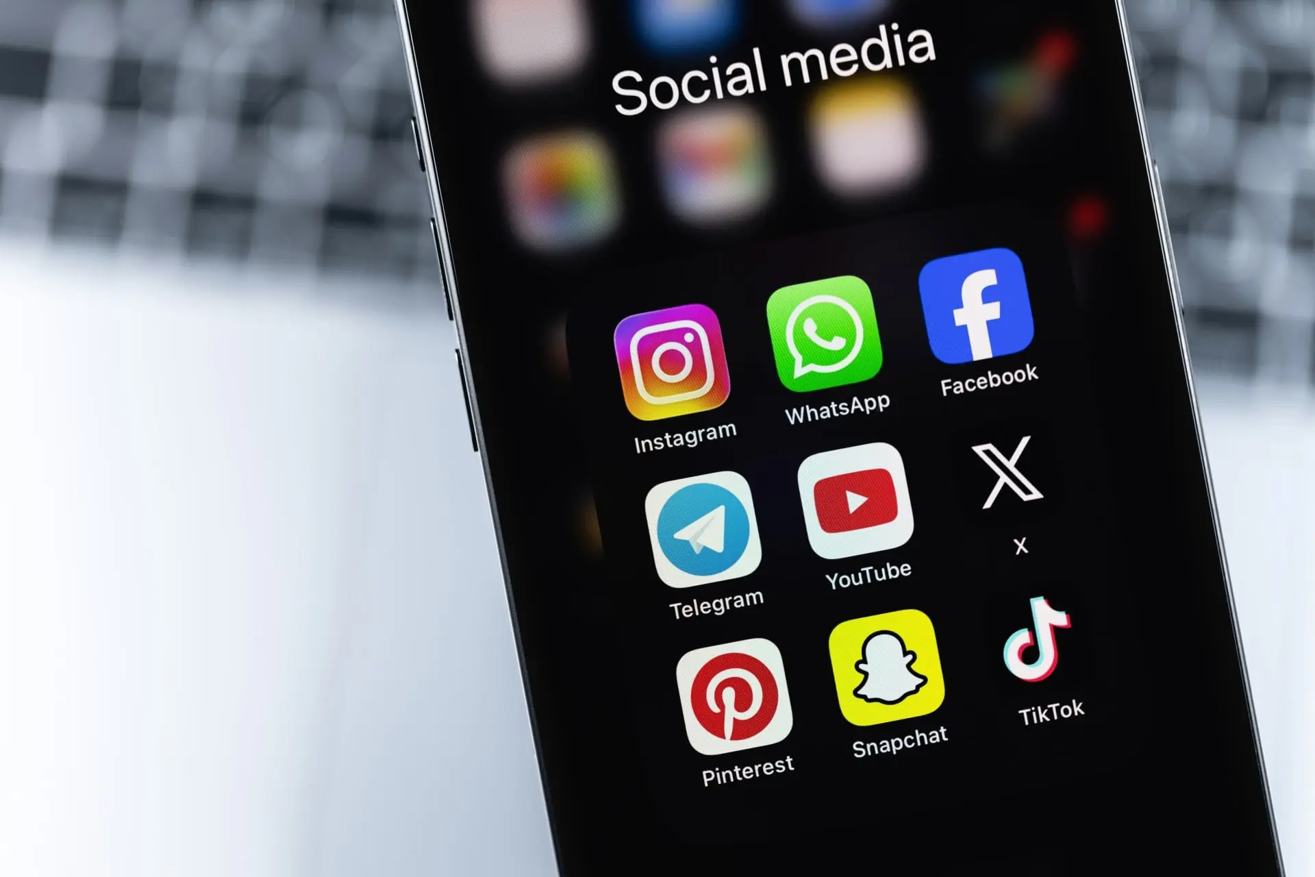 Η κίνηση της Apple που «γονάτισε» τη Meta: Η μέρα που τα δεδομένα έγιναν το ακριβότερο νόμισμα