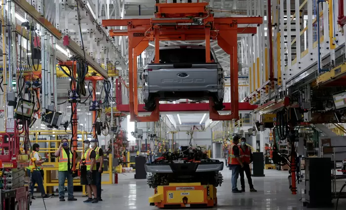 Άτακτη υποχώρηση της αυτοκινητοβιομηχανίας από την ηλεκτροκίνηση