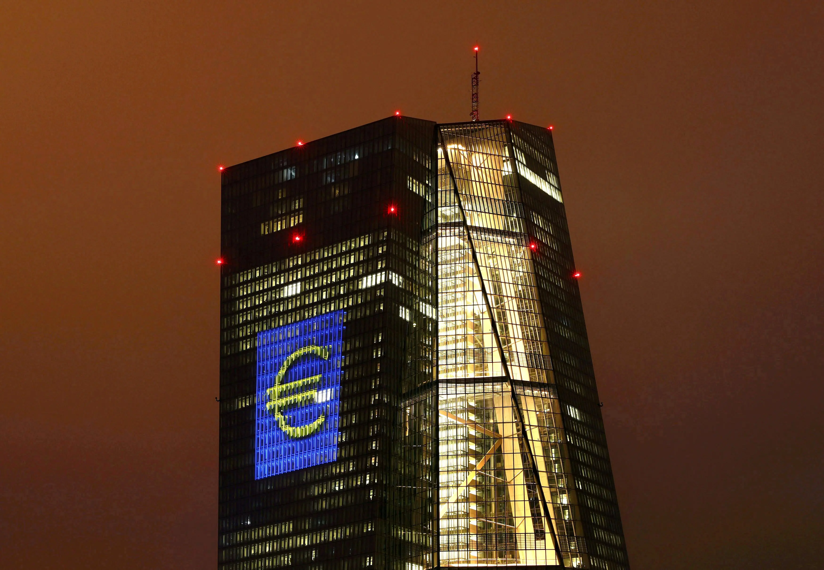 Δάνεια με αρνητικό επιτόκιο από τον ESM