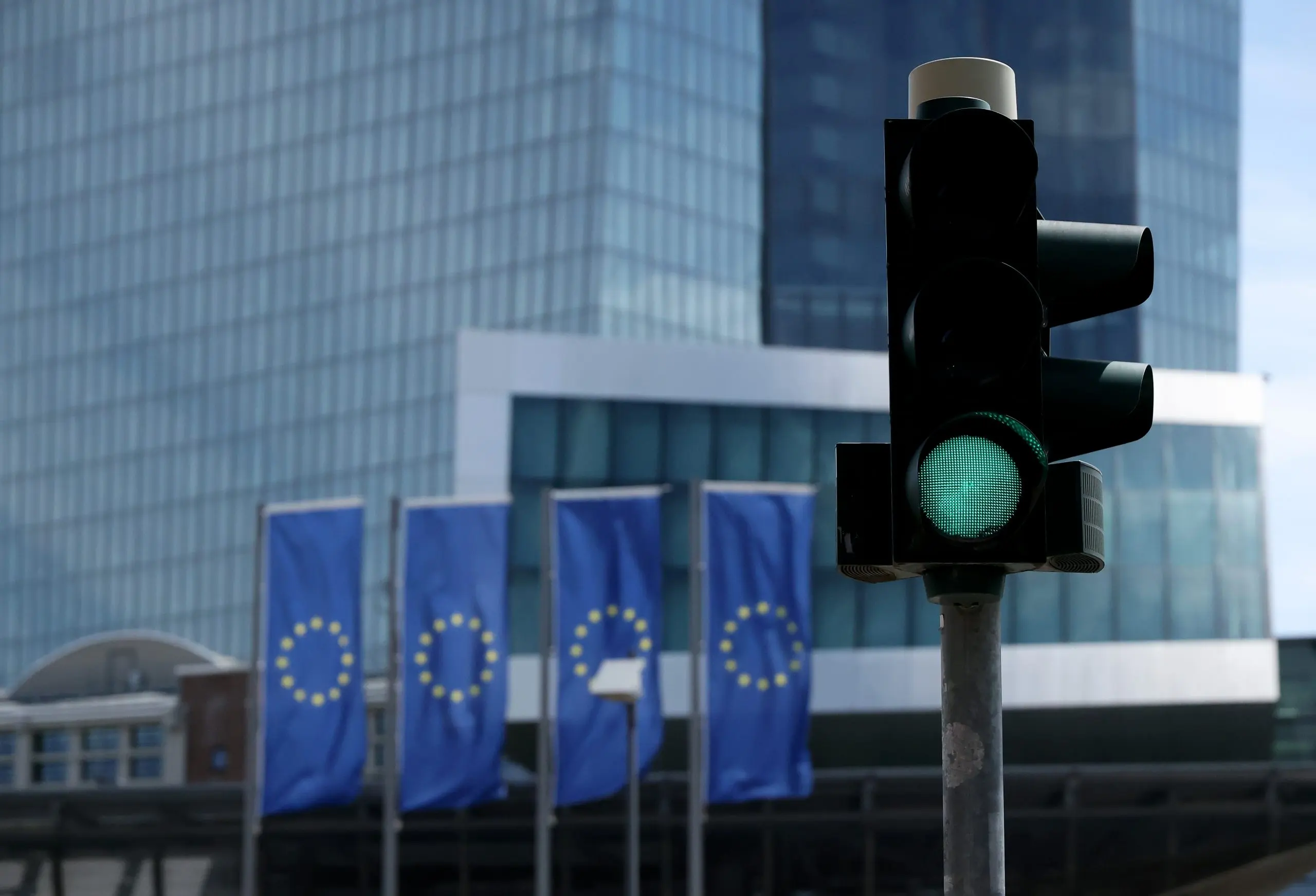 Επιτόκια: Σήμα για μείωση από Λαγκάρντ περιμένουν οι αναλυτές – Τα επόμενα βήματα