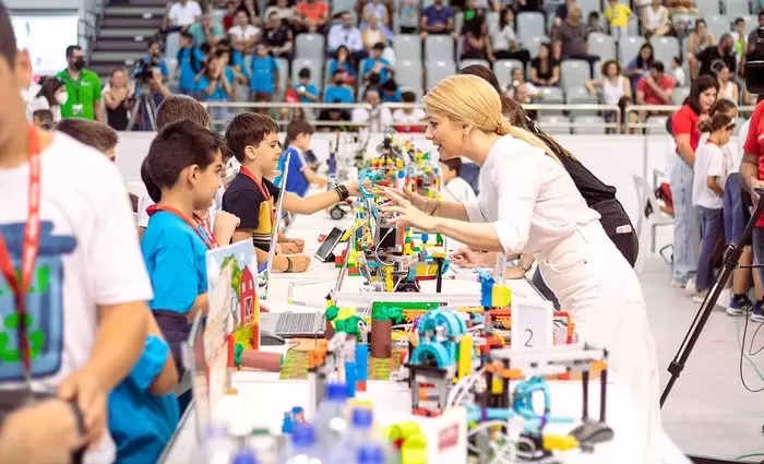 ΠτΒ: Ενθουσιασμένη με τον διαγωνισμό ρομποτικής (vid)