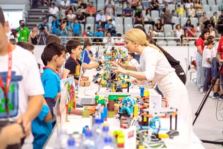 ΠτΒ: Ενθουσιασμένη με τον διαγωνισμό ρομποτικής (vid)