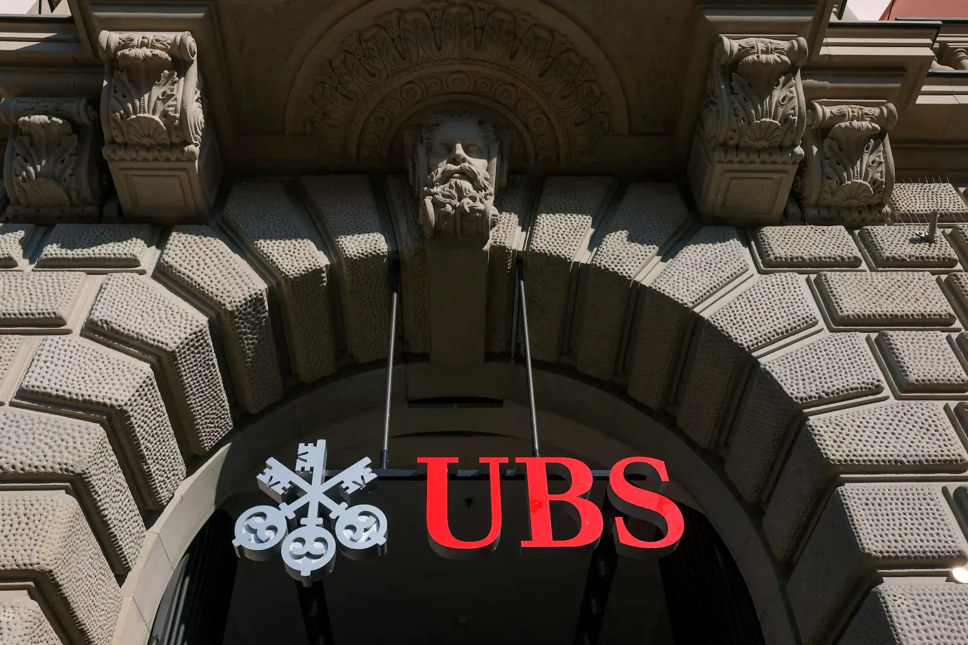UBS: Ισχυρά κέρδη $3 δισ. και σχέδια για buyback άνω των $3 δισ.