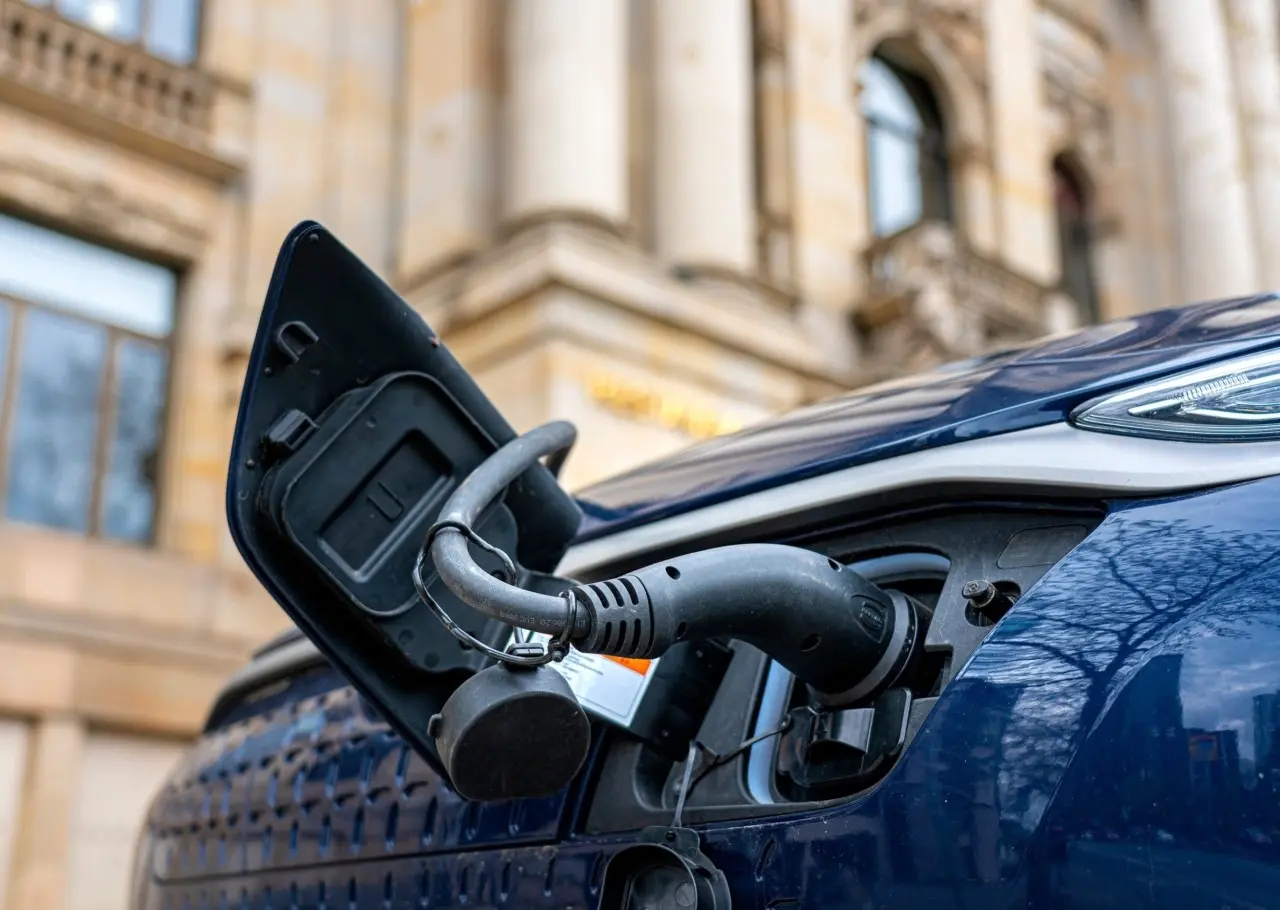 Πώς ο πόλεμος στο Ιράν οδηγεί σε παγκόσμια αύξηση της ζήτησης για ΑΠΕ