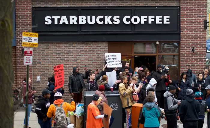 HΠΑ: Η Starbucks απολύει εργαζόμενους επειδή ήθελαν να συνδικαλιστούν
