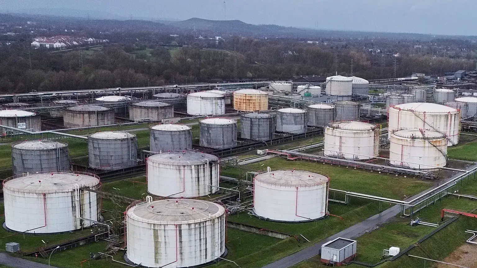 Πετρέλαιο: Σπάνε τα κοντέρ οι τιμές – Πόσο αντέχουν τα αποθέματα της ΕΕ