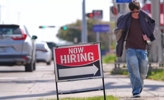 Αγορά εργασίας ΗΠΑ: Άλμα 178.000 νέων θέσεων ξεπερνά τις προβλέψεις – Υποχώρηση της ανεργίας εν μέσω γεωπολιτικών πιέσεων