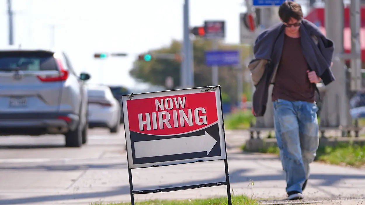 Αγορά εργασίας ΗΠΑ: Άλμα 178.000 νέων θέσεων ξεπερνά τις προβλέψεις – Υποχώρηση της ανεργίας εν μέσω γεωπολιτικών πιέσεων