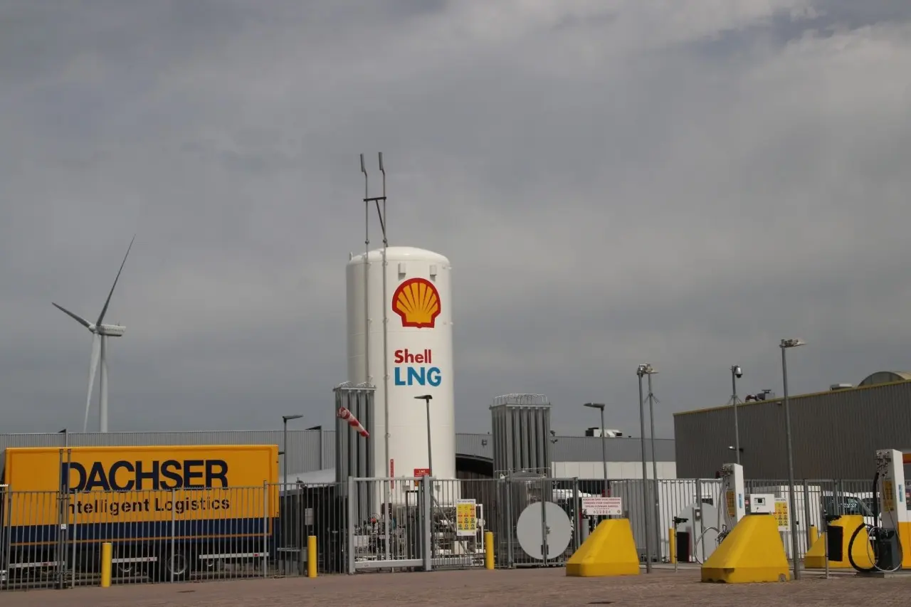 Reuters: Οι ενεργειακοί κολοσσοί βολιδοσκοπούν μερίδιο σε υπεράκτιο πεδίο του Κόλπου των ΗΠΑ λόγω πολέμου