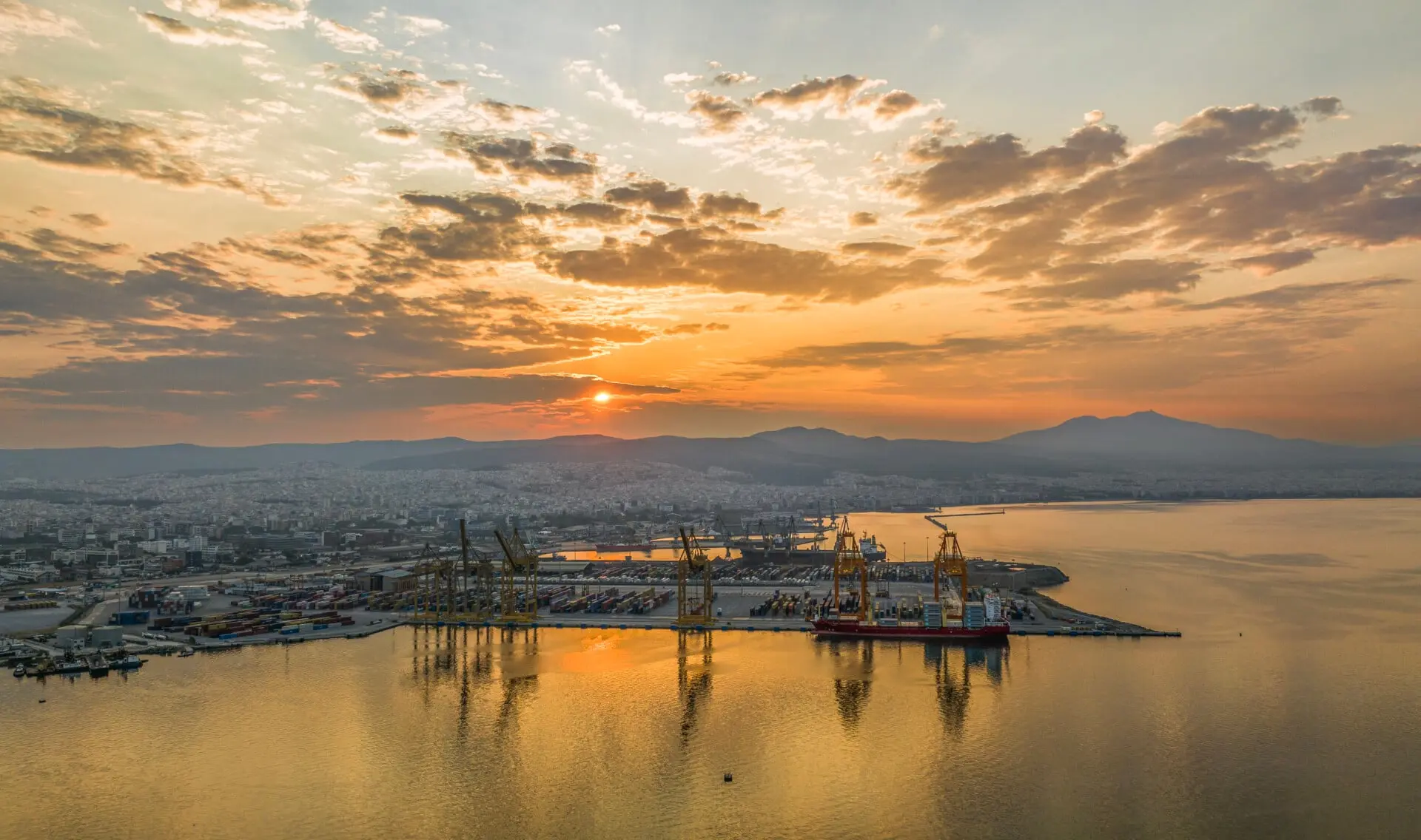 Economist: Ο νέος «πόλεμος» ΗΠΑ – Κίνας περνάει από την Ελλάδα και τα λιμάνια της