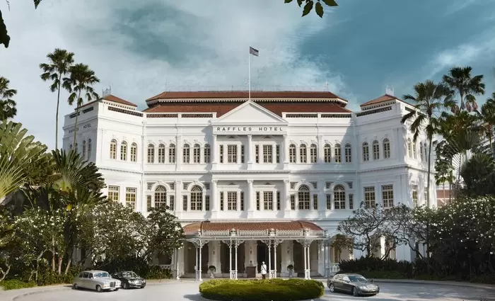 Το ιστορικό ξενοδοχείο της Σιγκαπούρης Raffles Singapore άνοιξε ξανά