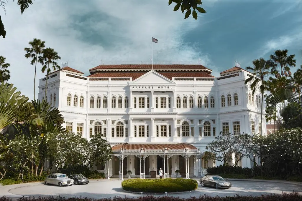 Το ιστορικό ξενοδοχείο της Σιγκαπούρης Raffles Singapore άνοιξε ξανά