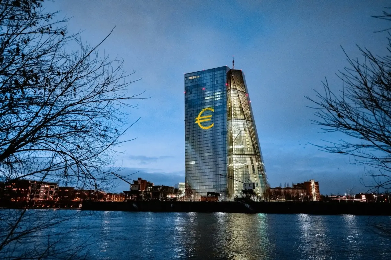 Δημοσκόπηση Bloomberg: Πότε τελικά θα μειώσει τα επιτόκια η ΕΚΤ;